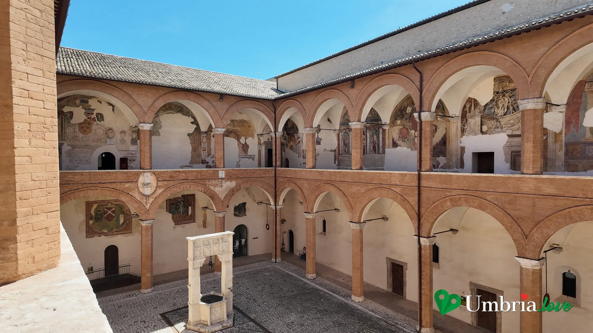 Il Cortile d'Onore della Rocca di Spoleto, con il doppio loggiato di arcate e il pozzo al centro