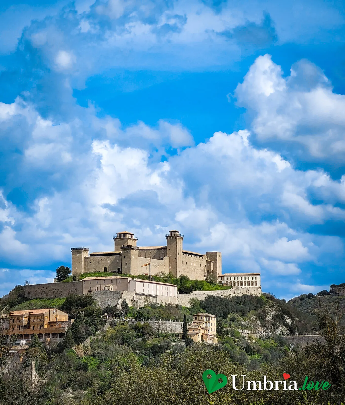 La Rocca di Spoleto vista dal basso, con le case aggrappate alla rupe sotto le mura