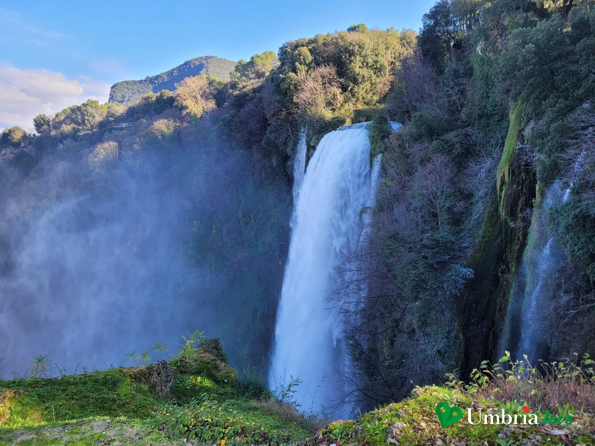 Il salto principale della Cascata delle Marmore in piena portata, tra i costoni verdi della gola