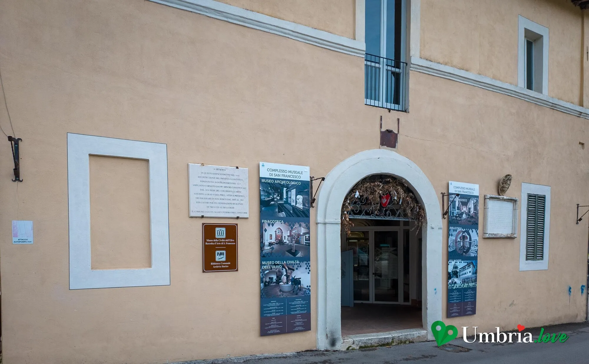 Il portale d'ingresso del complesso museale di San Francesco a Trevi, con i pannelli informativi
