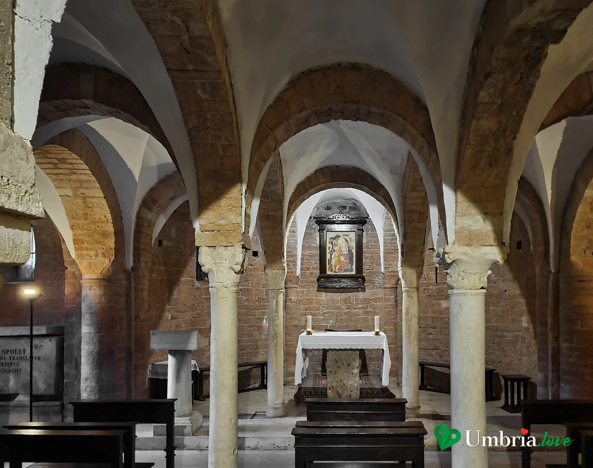 La cripta di San Gregorio Maggiore a Spoleto, con la selva di colonnine sotto il presbiterio