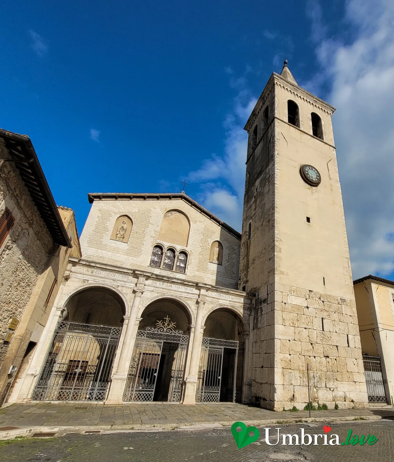 La facciata di San Gregorio Maggiore a Spoleto, con il portico rinascimentale e l'alto campanile in pietra