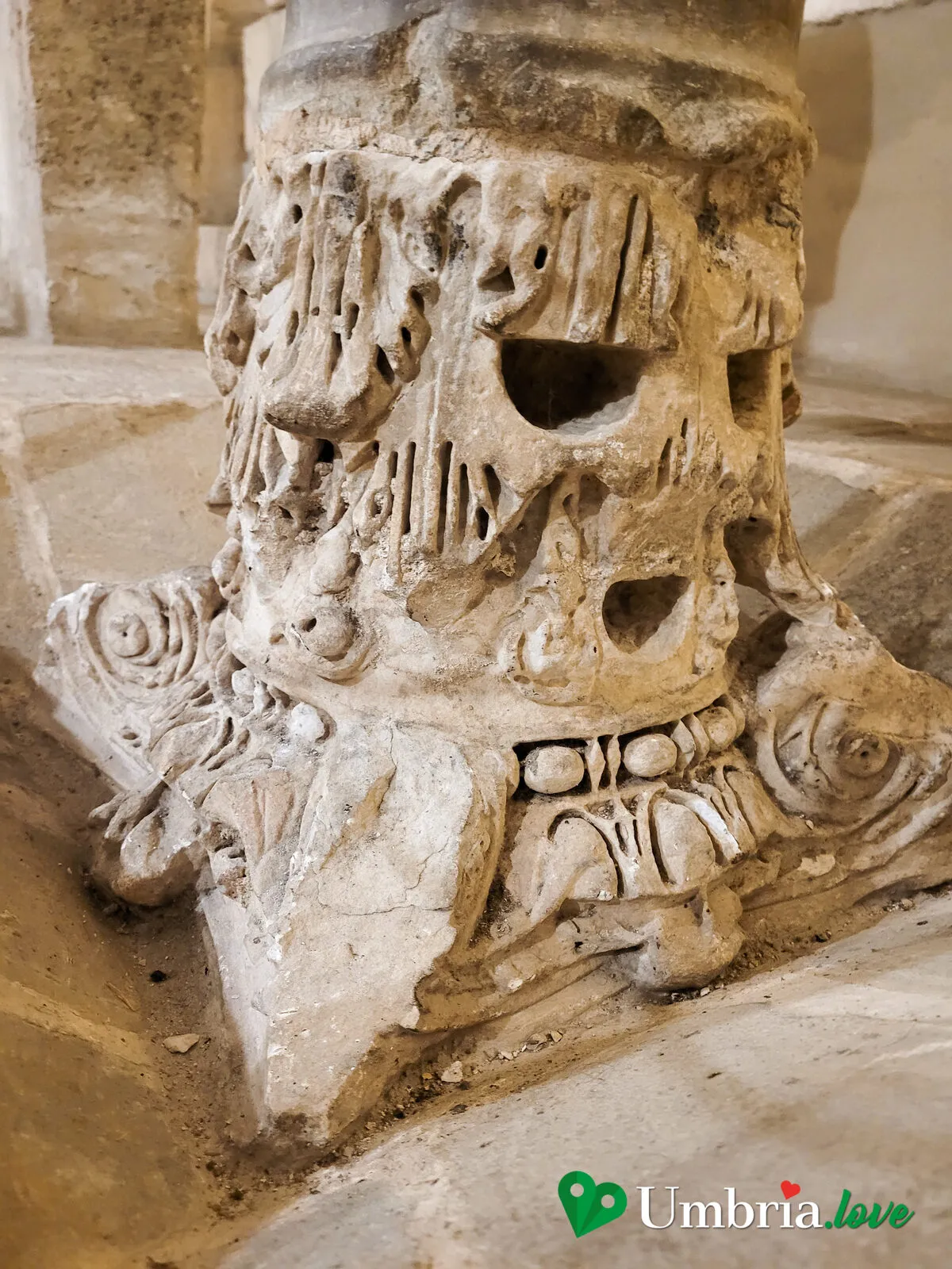 Il capitello romano rimontato capovolto nella cripta di San Ponziano a Spoleto