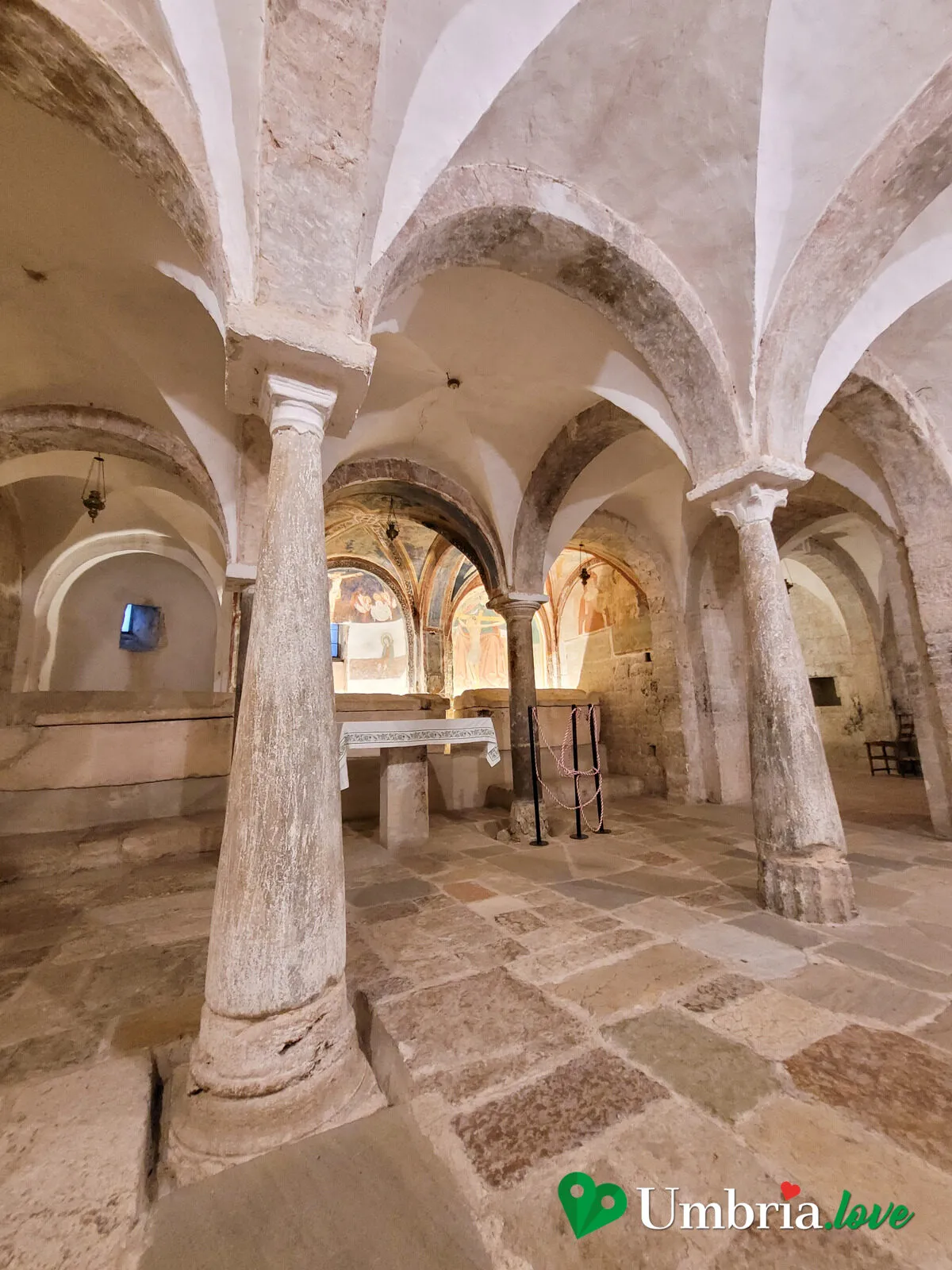 La cripta romanica di San Ponziano a Spoleto: le basse volte a crociera su colonne tozze e i pavimenti chiari