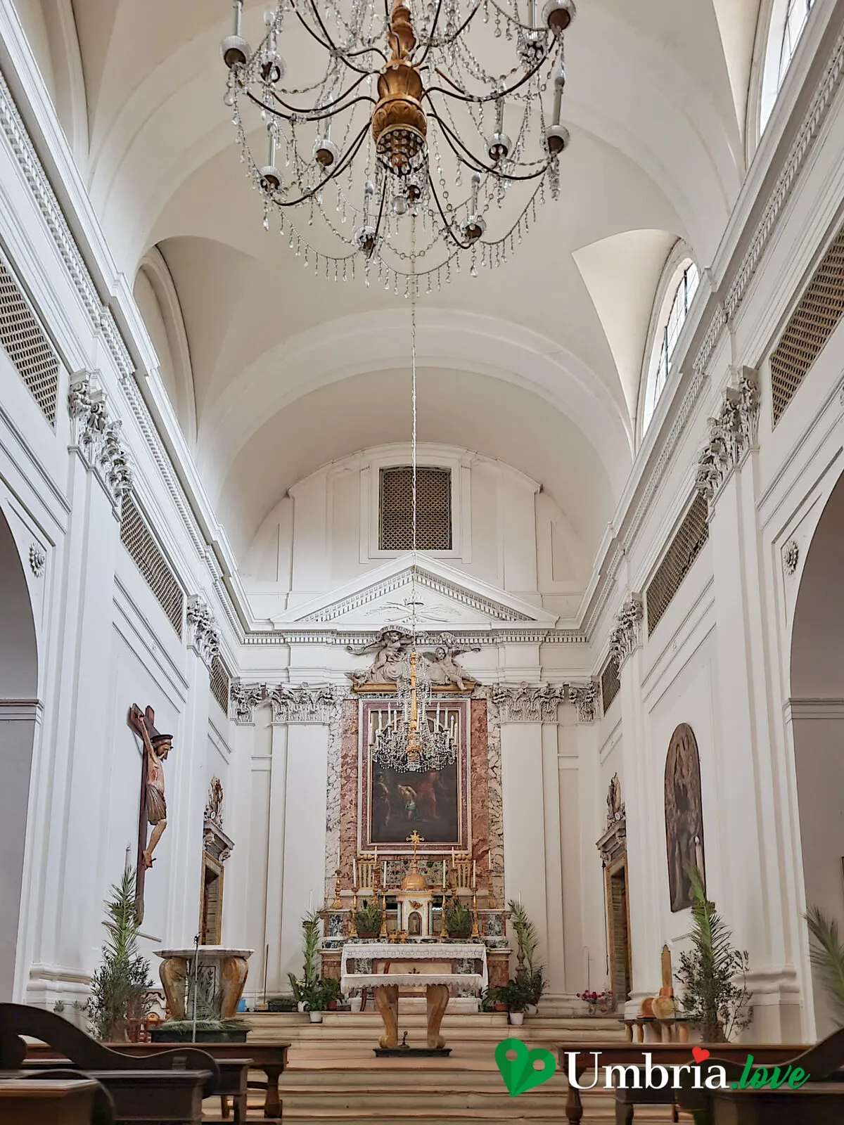 L'interno neoclassico di San Ponziano a Spoleto, rifatto da Giuseppe Valadier, con l'unica navata bianca e l'altare in fondo