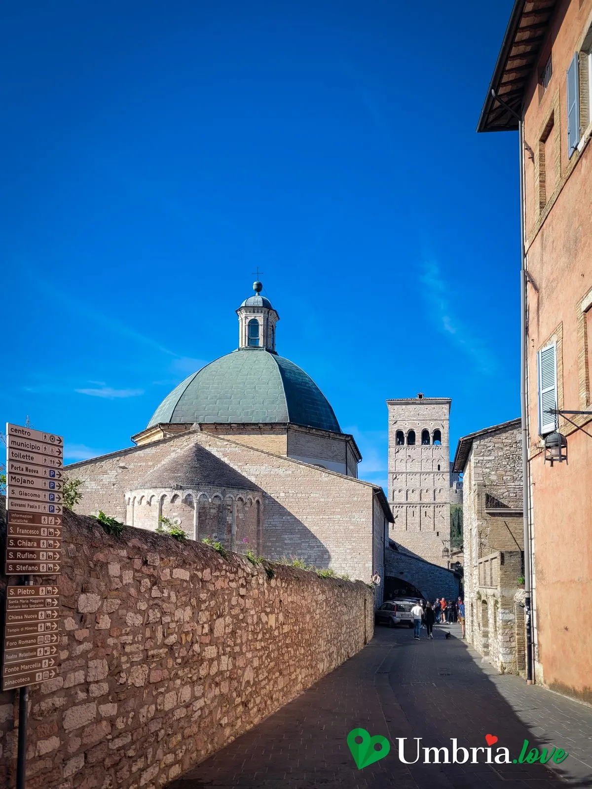 L'abside romanica e la cupola della Cattedrale di San Rufino ad Assisi con il grande campanile, viste da una via più in basso