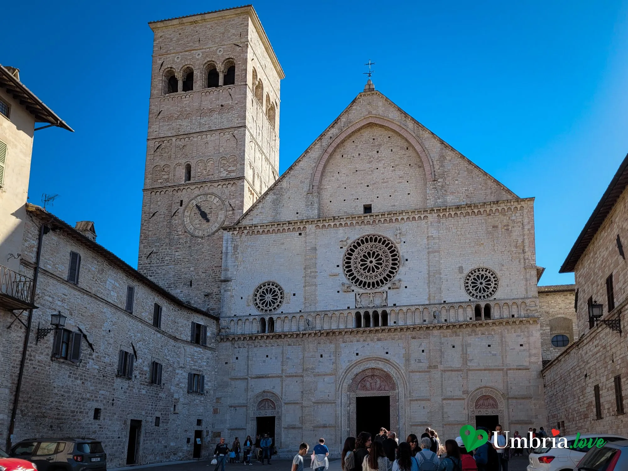 La facciata romanica della Cattedrale di San Rufino ad Assisi, con i tre rosoni, i tre portali e il campanile massiccio