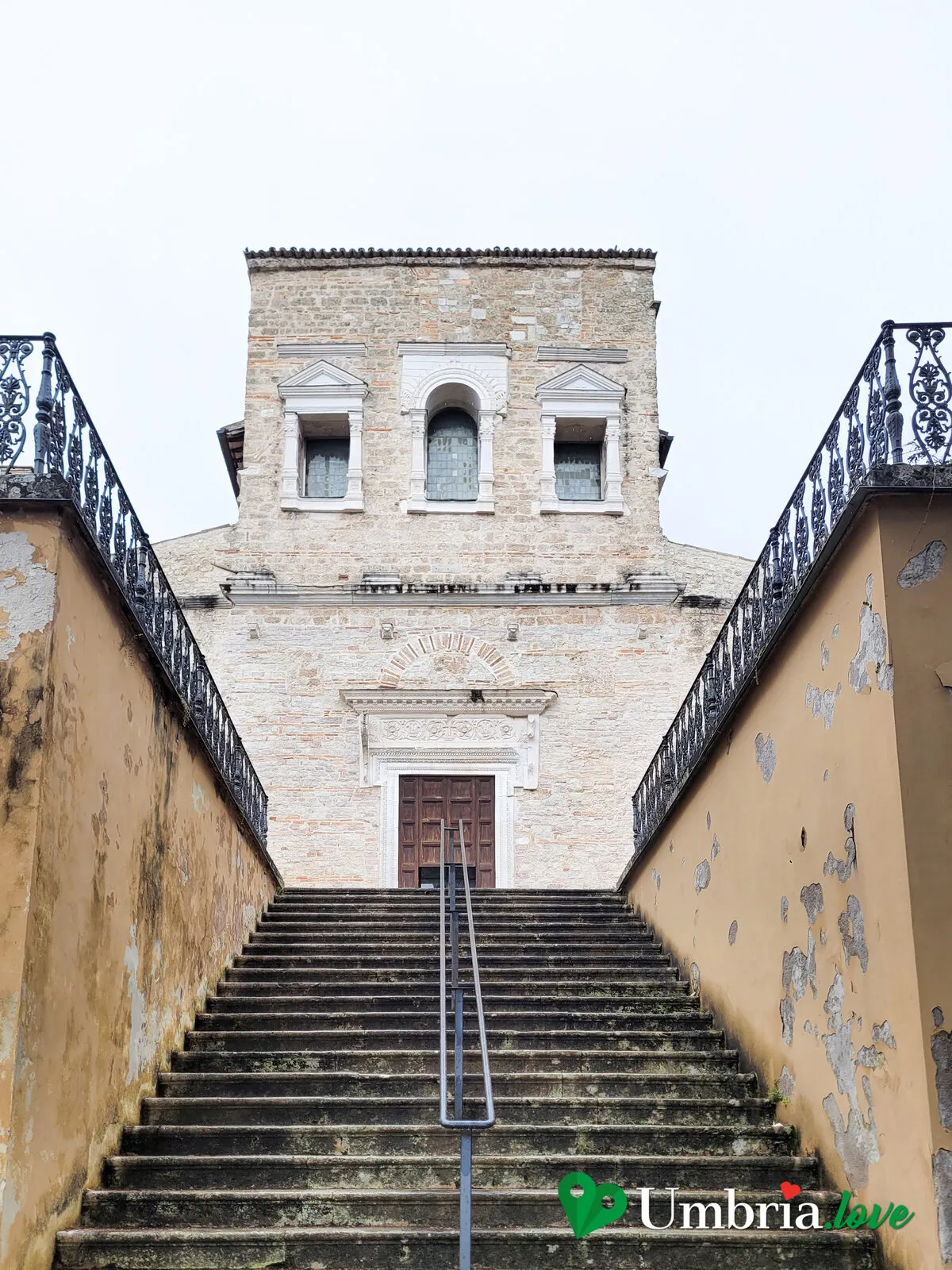 La facciata di San Salvatore a Spoleto, in cima a una scalinata ai margini del Cimitero Monumentale