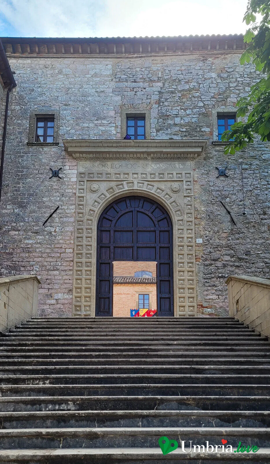 La facciata della Basilica di Sant'Ubaldo sul Monte Ingino, in cima a una lunga scalinata
