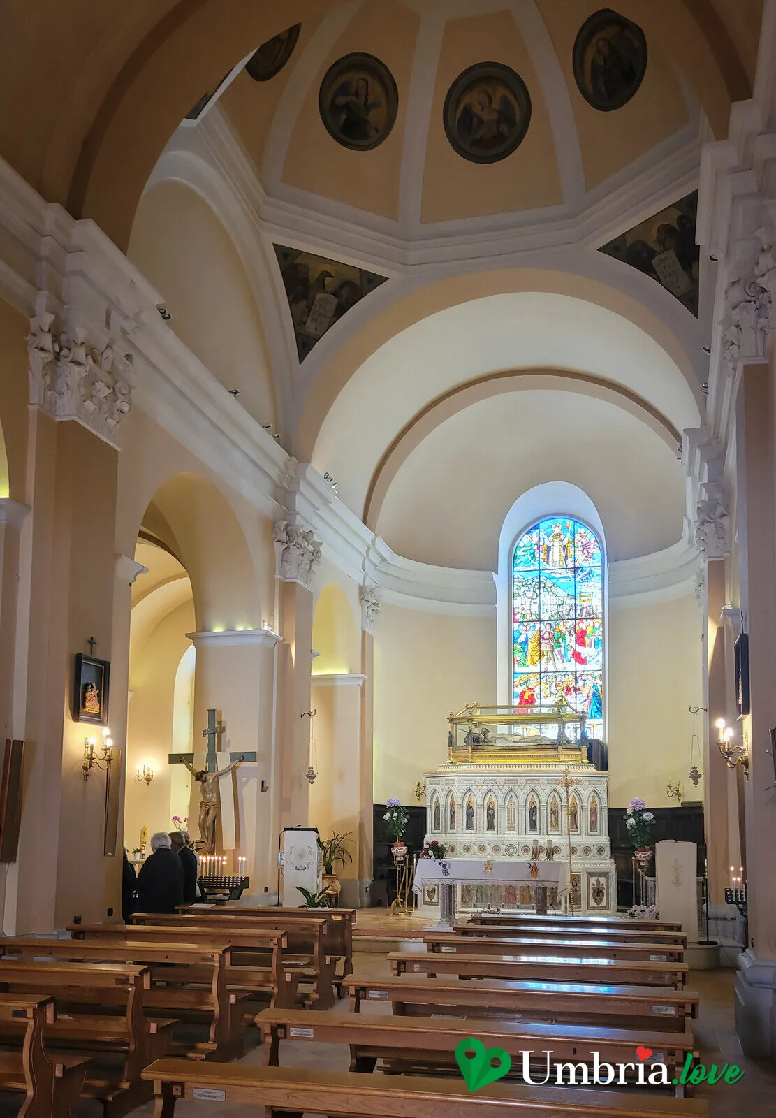 L'interno della Basilica di Sant'Ubaldo a Gubbio, verso l'altare neogotico e la grande vetrata absidale