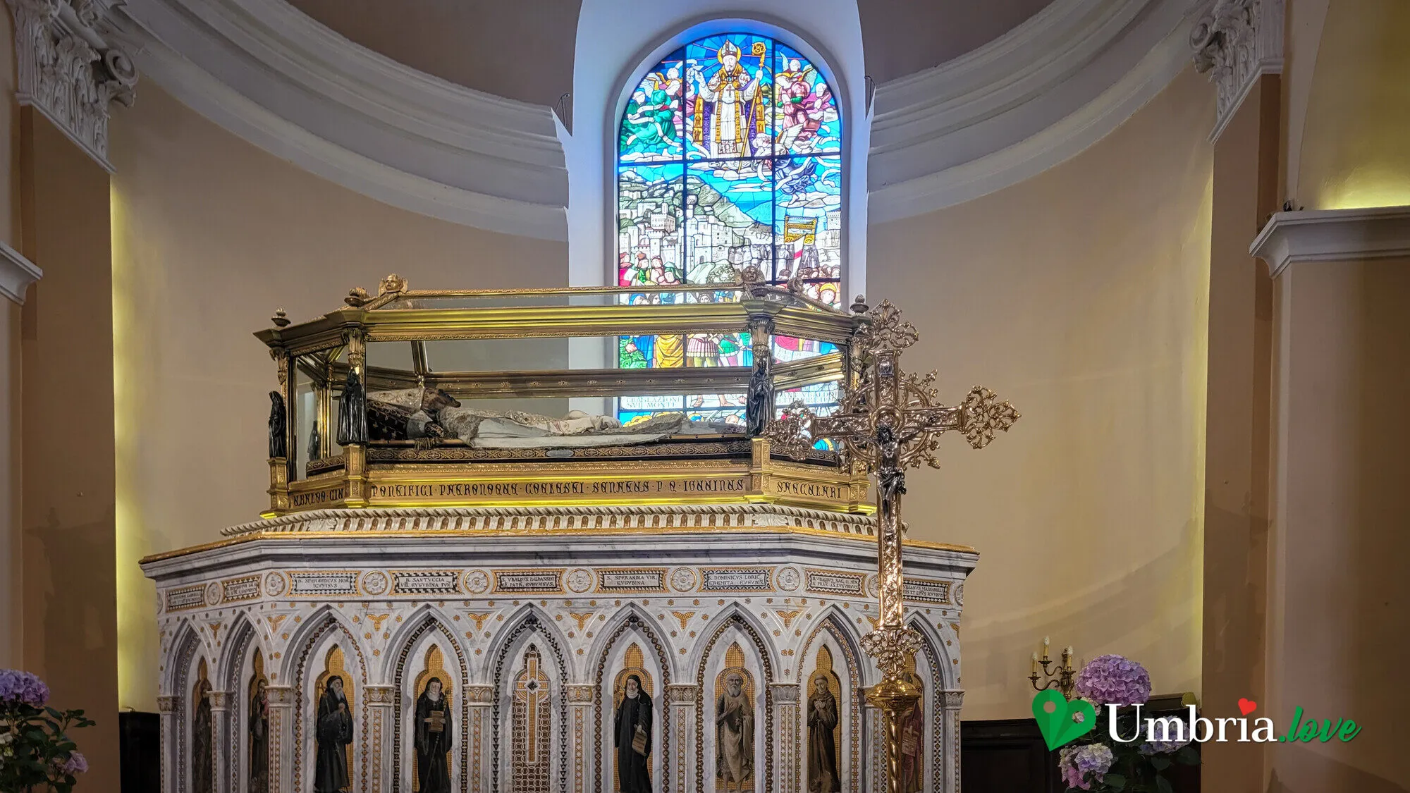 L'urna con le spoglie di sant'Ubaldo sull'altare maggiore della basilica di Gubbio, davanti a una vetrata