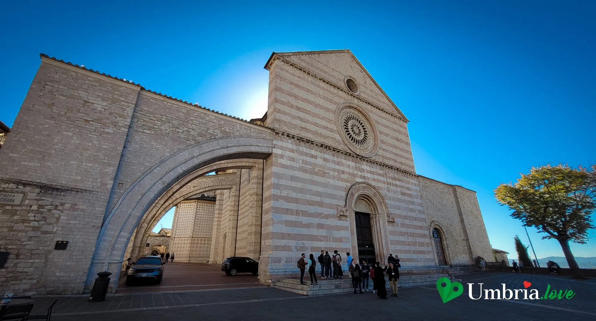 I tre archi rampanti della Basilica di Santa Chiara ad Assisi che scavalcano la strada per sostenere il fianco della chiesa