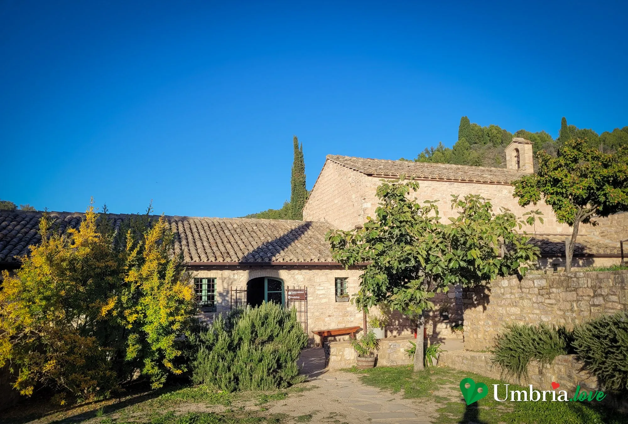 Il complesso benedettino di Santa Croce nel Bosco di San Francesco ad Assisi, con il piccolo campanile tra gli alberi