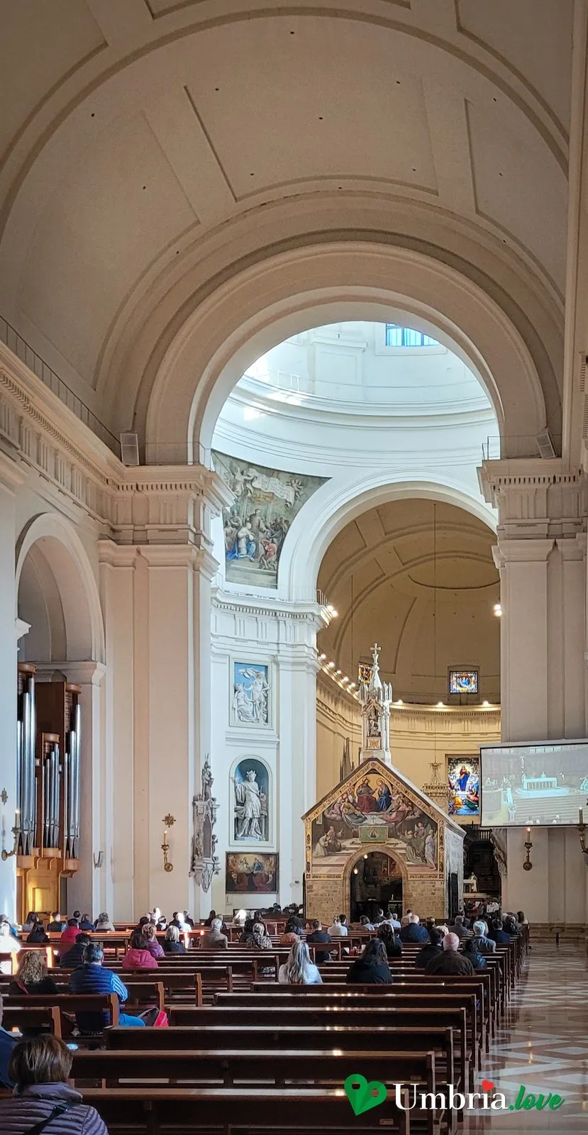 L'interno della Basilica di Santa Maria degli Angeli ad Assisi, con la navata verso la cupola sotto cui è custodita la Porziuncola