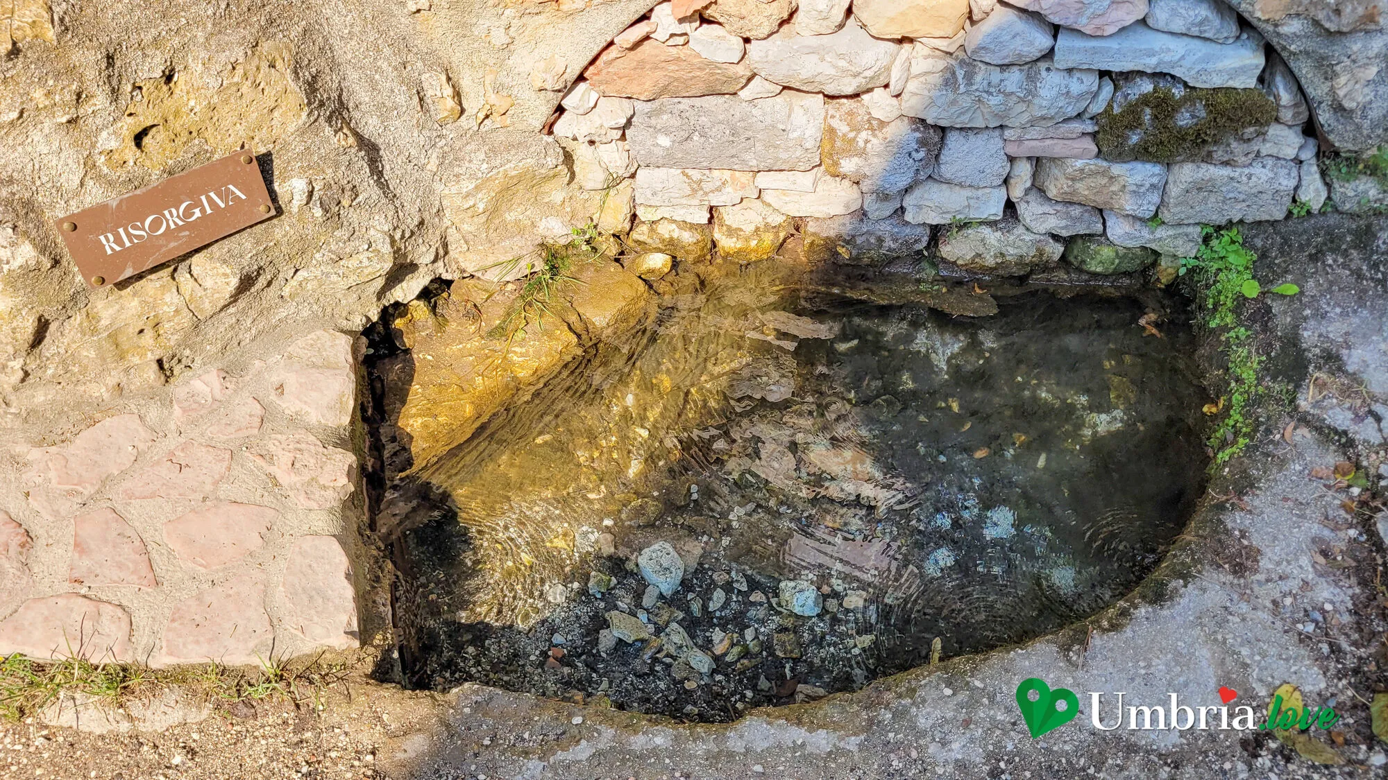 Una vasca di pietra a Rasiglia dove affiora l'acqua di una sorgente