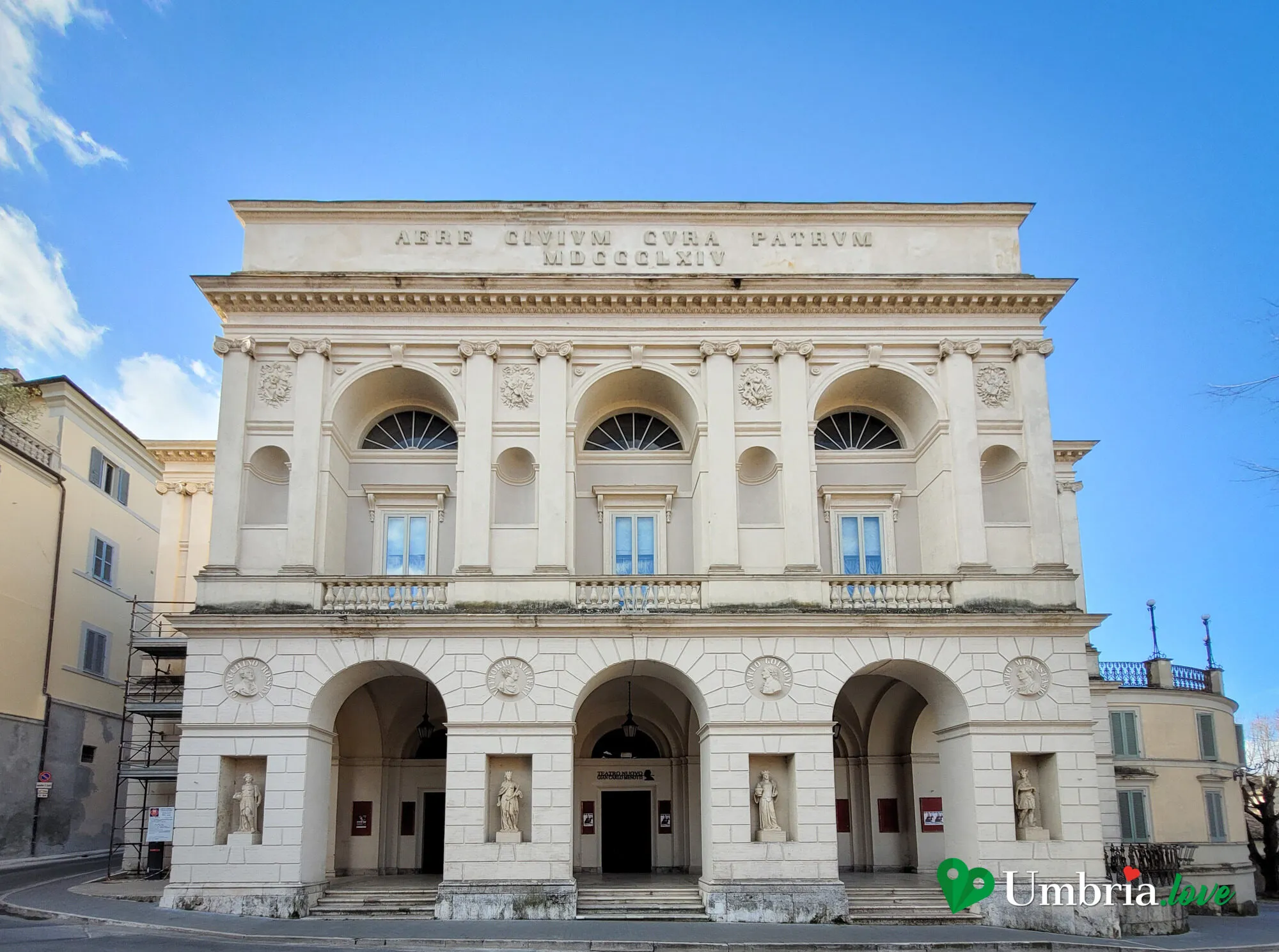Il Teatro Nuovo Gian Carlo Menotti a Spoleto: la facciata neoclassica in travertino con il porticato a tre arcate