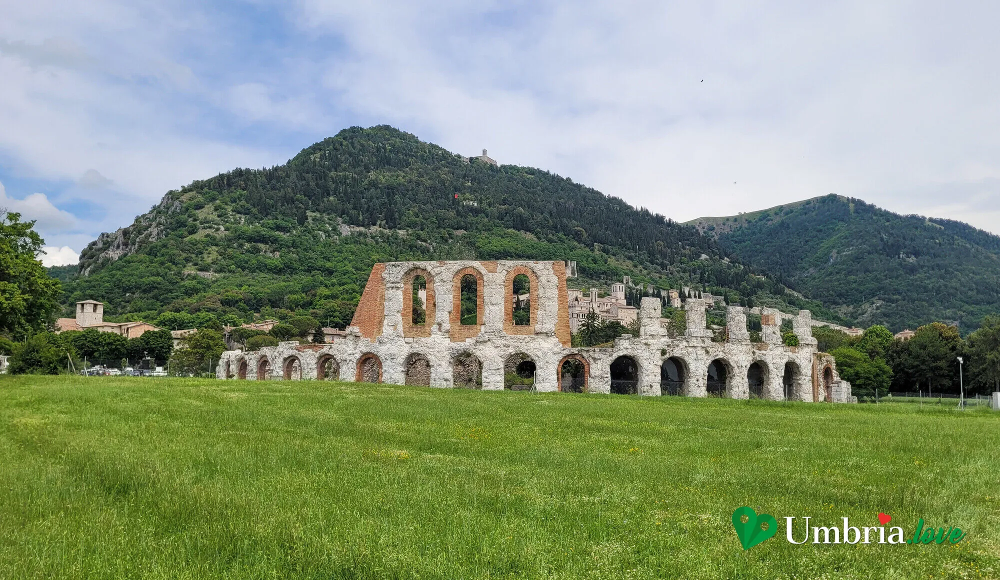 Le arcate in pietra del Teatro Romano di Gubbio, del I secolo a.C., nel prato ai piedi della città
