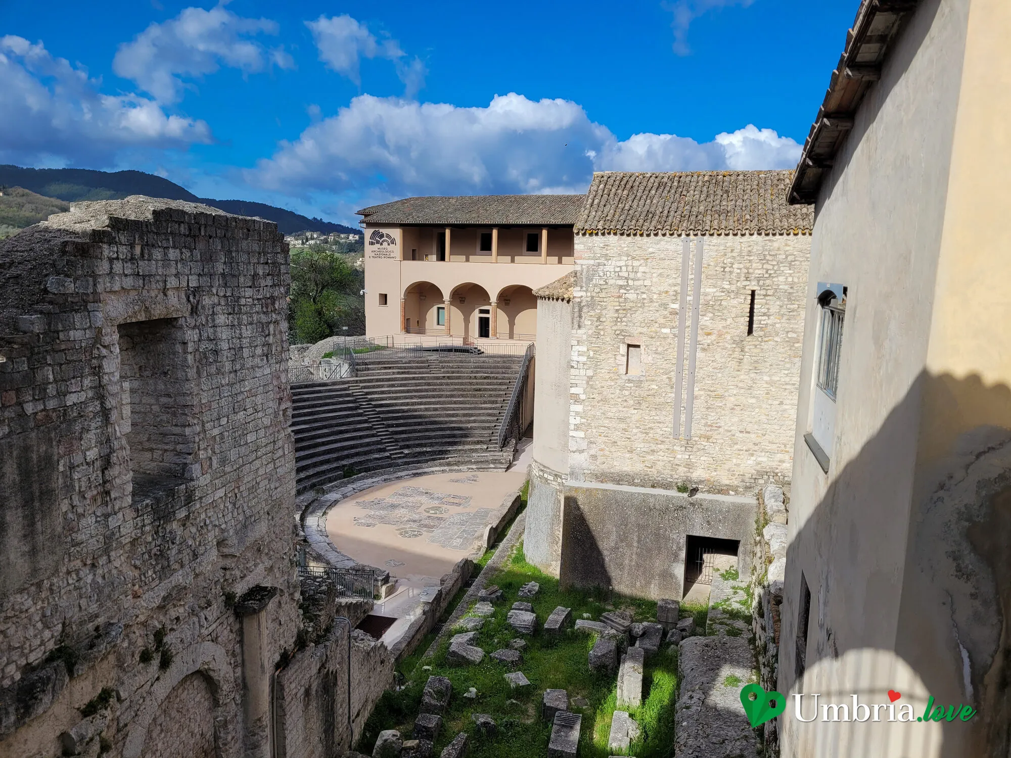 Veduta d'insieme del Teatro Romano di Spoleto con la loggia dell'ex convento di Sant'Agata, sede del Museo Archeologico