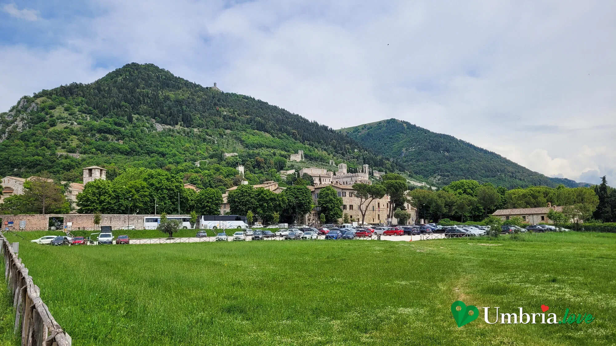 Il Teatro Romano di Gubbio nel prato ai piedi della città, con il Monte Ingino sullo sfondo