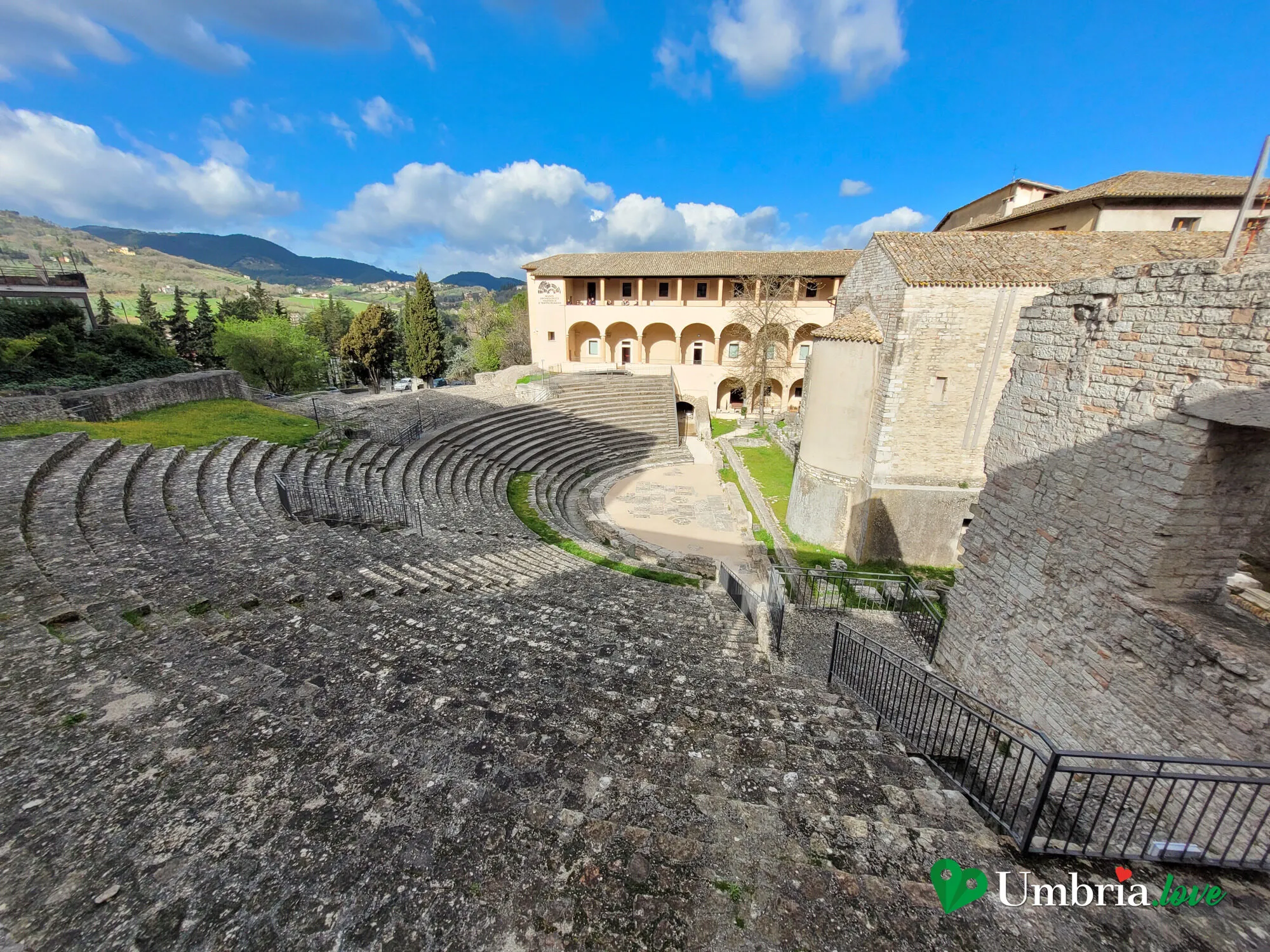 Il Teatro Romano di Spoleto visto dall'alto: la cavea semicircolare a gradoni, il palco e l'ex convento di Sant'Agata alle spalle