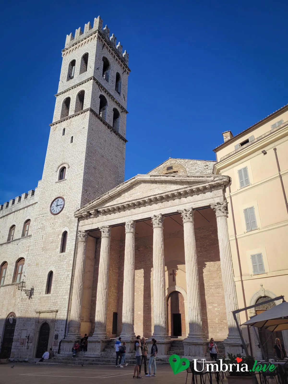 Il Tempio di Minerva in Piazza del Comune ad Assisi: le sei colonne corinzie e il frontone del tempio romano, con la Torre del Popolo di fianco