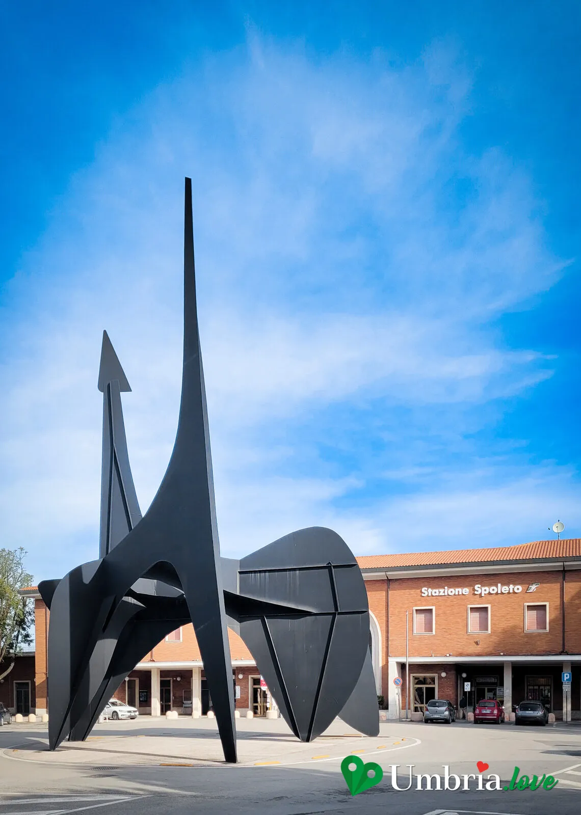 Il "Teodelapio" di Alexander Calder a Spoleto: la grande scultura nera in lamiera piegata davanti alla stazione