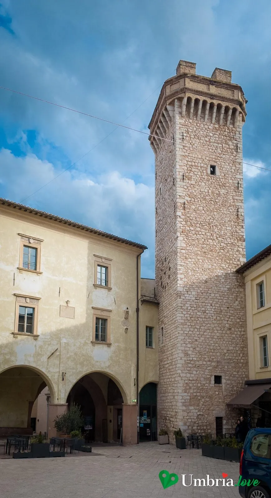 La Torre Civica di Trevi, duecentesca, che si alza sopra i portici della piazza