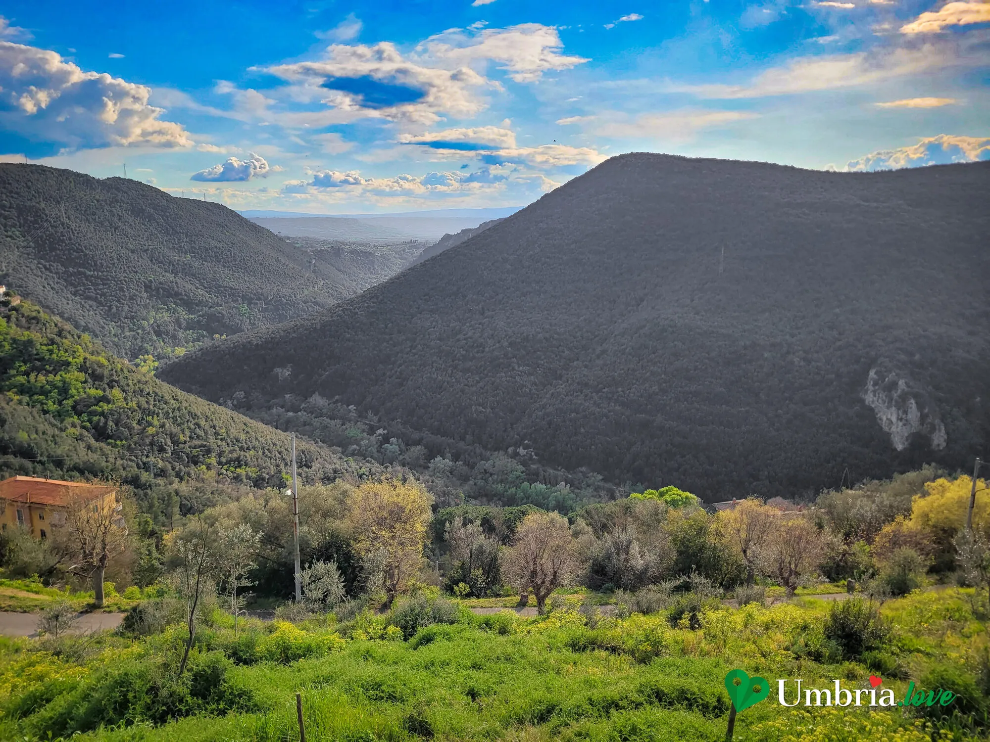 La valle boscosa del Nera vista da Narni, con la stretta dove il fiume taglia verso la pianura