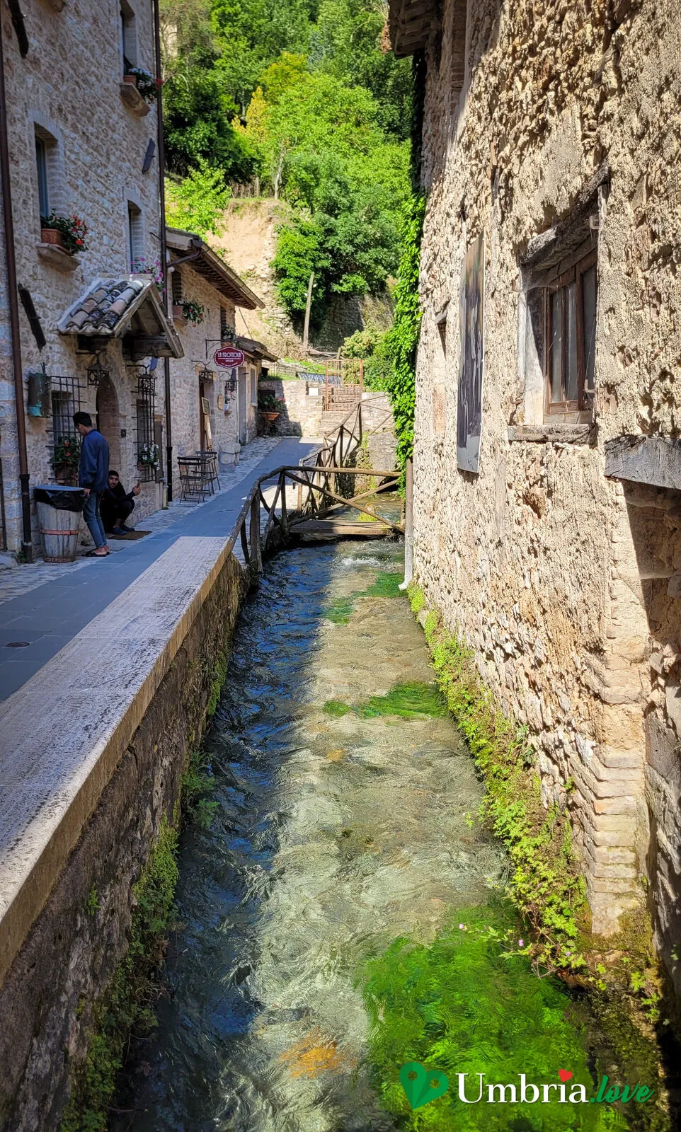 Un vicolo acciottolato di Rasiglia affiancato dal canale, tra le case di pietra