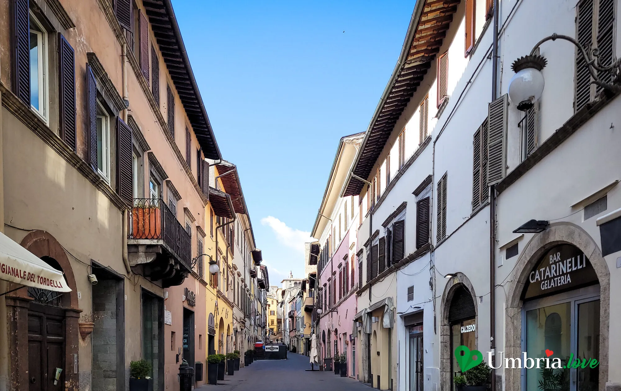 Una delle vie dello struscio nel centro di Spoleto, tra palazzi e botteghe, in salita verso il Duomo