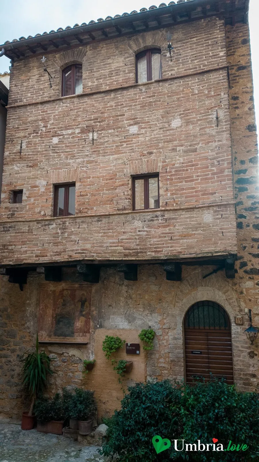 Una casa-torre medievale lungo una via del centro di Trevi, con il ballatoio di legno