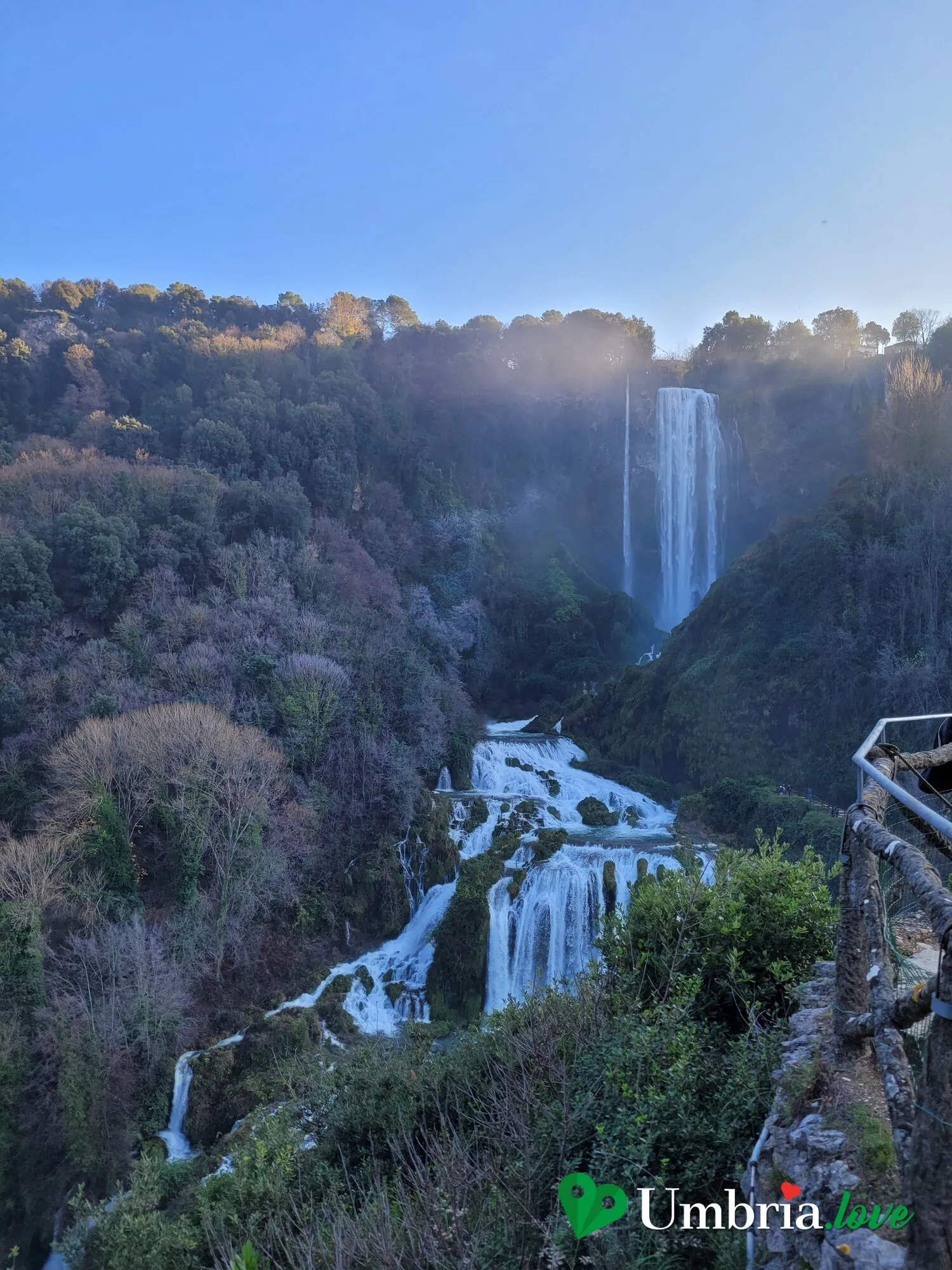La Cascata delle Marmore vista di fronte da una delle terrazze del sentiero della Maestosità